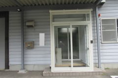 事務所玄関風除室施工後