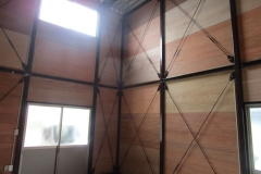 床：コンクリート素地　壁：ベニヤ板貼り仕上げ　天井：折板裏素地表し