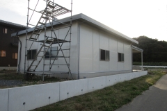 農業用倉庫4.5Hｘ6K＝27坪　軒高3.6ｍ　下屋5.46ｍ外壁：ウレタンパネル　屋根：折板化粧破風廻し