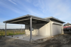 農業用倉庫4.5Hｘ6K＝27坪　軒高3.6ｍ　下屋5.46ｍ外壁：ウレタンパネル　屋根：折板化粧破風廻し_2
