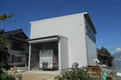 農業用乾燥機庫　妻8ｍｘ桁9ｍ＝72㎡+籾殻倉庫8㎡　外壁：角波サイディング　屋根：折板・ケラバ廻し