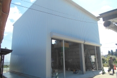 農業用乾燥機庫　妻8ｍｘ桁9ｍ＝72㎡+籾殻倉庫8㎡　外壁：角波サイディング　屋根：折板・ケラバ廻し