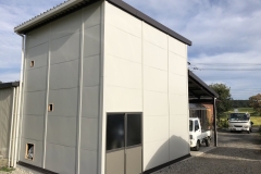 農業乾燥機庫　3Ｈｘ2.5Ｋ＝7.5坪　軒高：5.4ｍ　外壁：薄鋼板貼り　屋根：折板・ケラバ廻し
