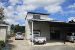 農業乾燥機庫　3Ｈｘ2.5Ｋ＝7.5坪（正面下屋出し）軒高：5.4ｍ　外壁：薄鋼板貼り　屋根：折板・ケラバ廻し