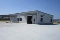 工場　妻14.42ｍｘ桁20.42ｍ＝290㎡　軒高4.6ｍ　外壁：角波サイディング　屋根：断熱Ｗ折板・ケラバ廻し