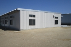 工場　妻14.42ｍｘ桁20.42ｍ＝290㎡　軒高4.6ｍ　外壁：角波サイディング　屋根：断熱Ｗ折板・ケラバ廻し
