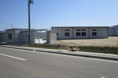 工場　妻14.42ｍｘ桁20.42ｍ＝290㎡　軒高4.6ｍ　外壁：角波サイディング　屋根：断熱Ｗ折板・ケラバ廻し