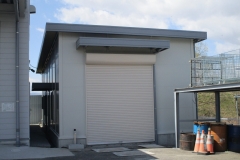 倉庫　3Hx8.5K＝25.5坪　軒高4ｍ　外壁：ウレタンパネル　屋根：折板・化粧破風廻し
