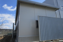 倉庫　3Hx8.5K＝25.5坪　軒高4ｍ　外壁：ウレタンパネル　屋根：折板・化粧破風廻し