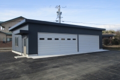 車庫　4Ｈｘ7.5Ｋ＝30坪　軒高3.3ｍ　外壁：窯業系サイディング　屋根：化粧破風廻し