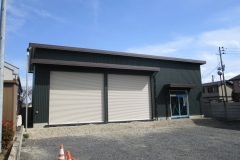 整備工場　5Hｘ9K＝45坪　軒高5.9ｍ　外壁：角波サイディング　屋根：折板・化粧破風廻し