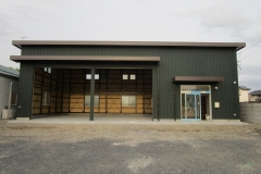 整備工場　5Hｘ9K＝45坪　軒高5.9ｍ　外壁：角波サイディング　屋根：折板・化粧破風廻し