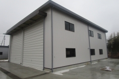 整備工場　7Ｈｘ8.5Ｋ＝59.5坪　軒高5.7ｍ　外壁：角波サイディング　屋根：折板・化粧破風廻し